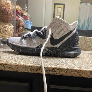 Nike Kyrie 6 Size:11 Color: Black and white